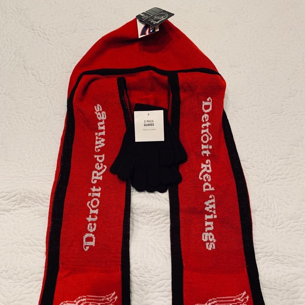 Detroit Red Wings Hooded Scarf and Gloves